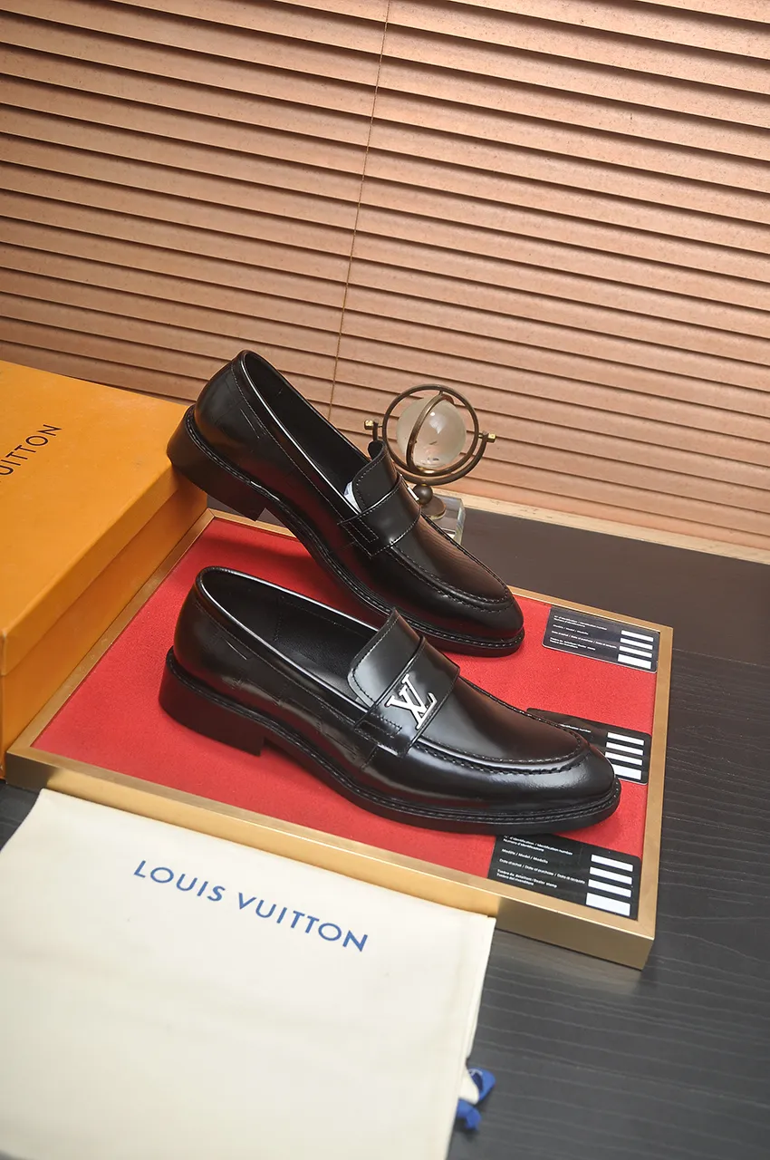 Men's men's shoes 💰460💶 [LV] (original single cowhide lining) 🍀LV's latest genuine leather business suit shoes are launched simultaneously on the official website. The first-layer cowhide imported from Italy is made of heavy gold, 💥1:1 rubber outsole from the official website. Versatile to wear, high-end without losing class, and the color combination is extraordinary. This four-season style is alluring when worn on your feet, showing off your big-name flair. Standard code 38-45 (45 customized)